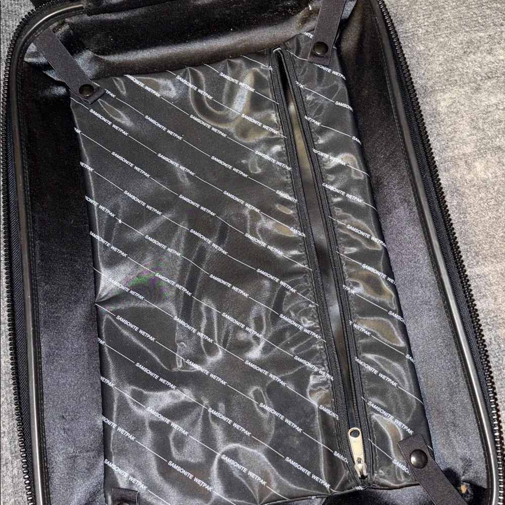 samsonite carry on travel bavg wih wheels